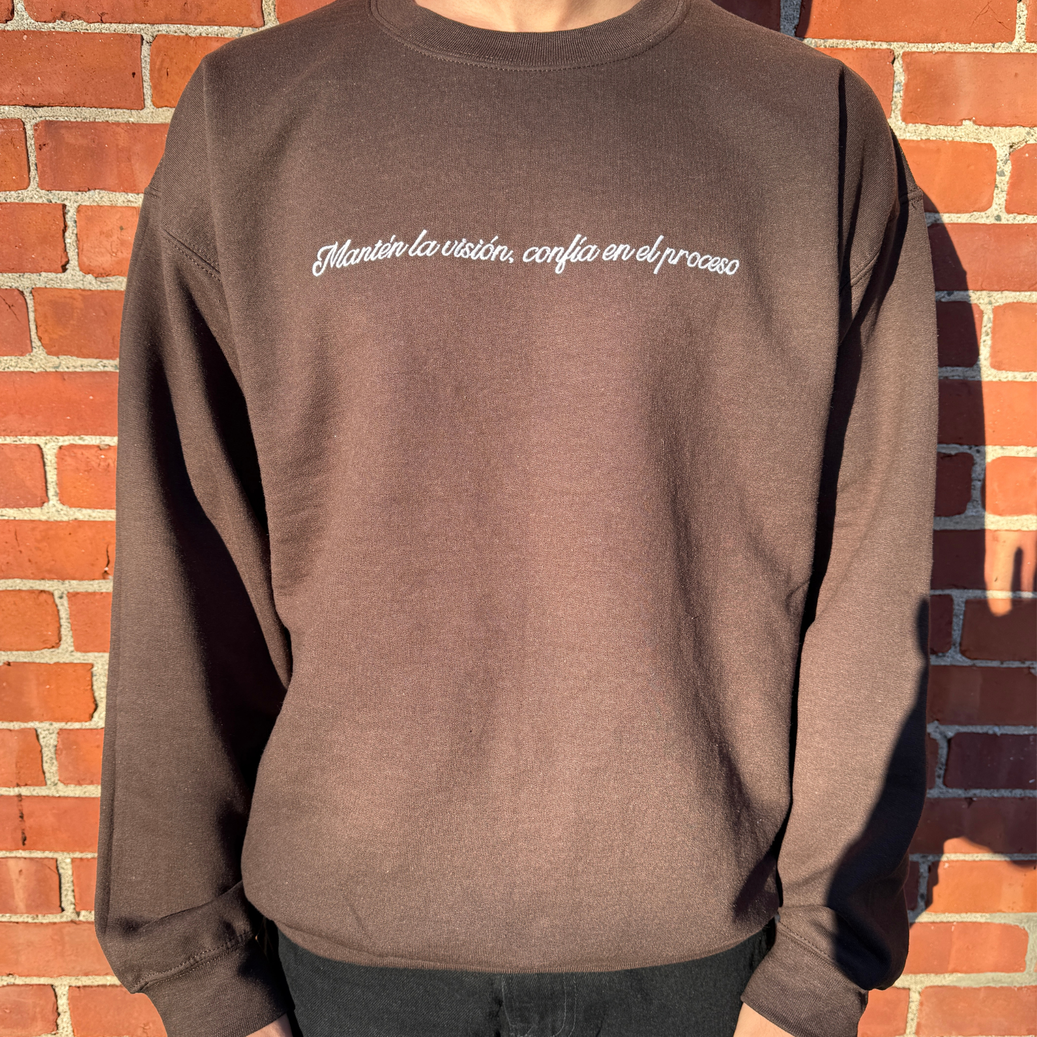 Mantén La Visión Embroidered Unisex Crewneck